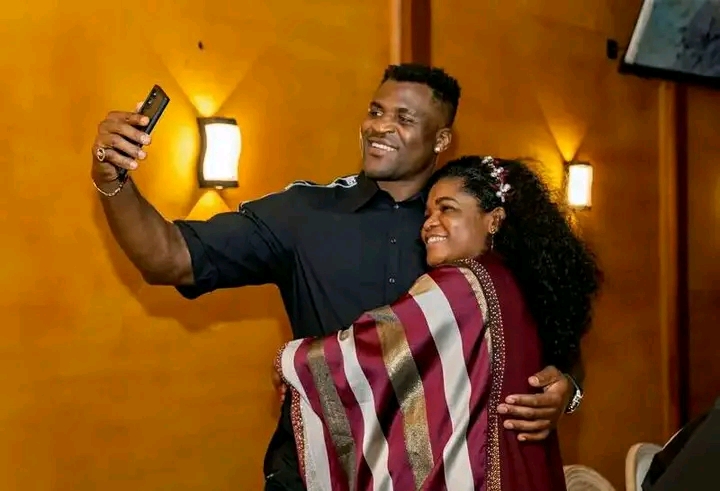 Francis Ngannou : loin des rings, un dîner secret à Yaoundé !